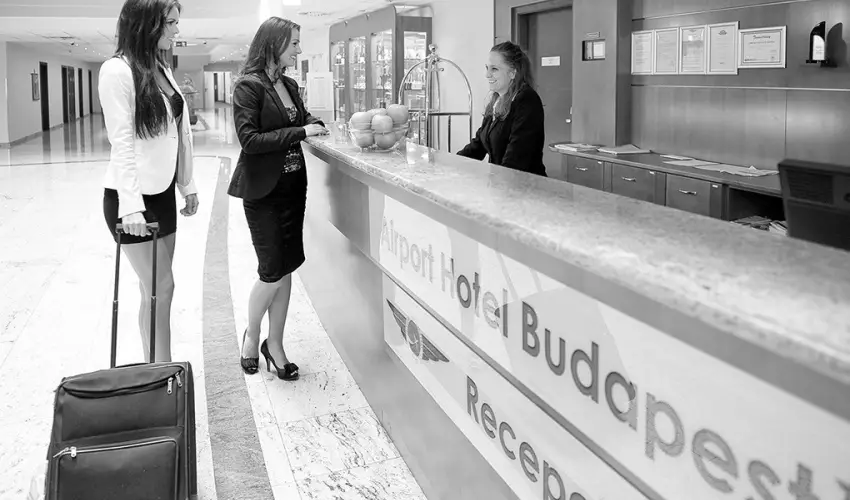 Airport Hotel Budapest Vecs�s - Kar�csony - teljes el�refizet�ssel (min. 2 �j)