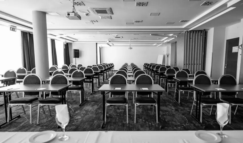 Airport Hotel Budapest Vecs�s - Kar�csony - teljes el�refizet�ssel (min. 2 �j)