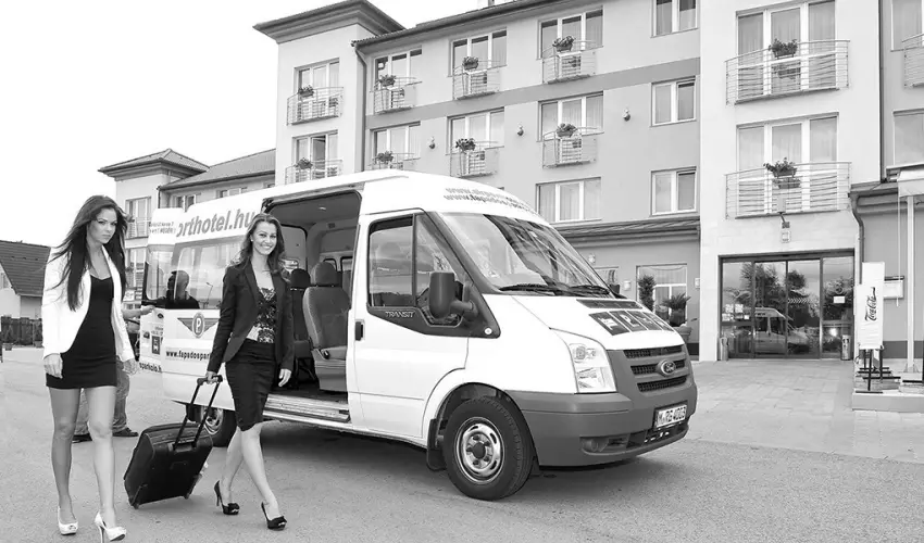 Airport Hotel Budapest Vecs�s - Kar�csony - teljes el�refizet�ssel (min. 2 �j)