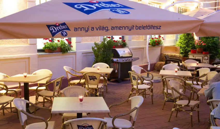 Erzsbet Kirlyn Szlloda Gdll - Karcsony 