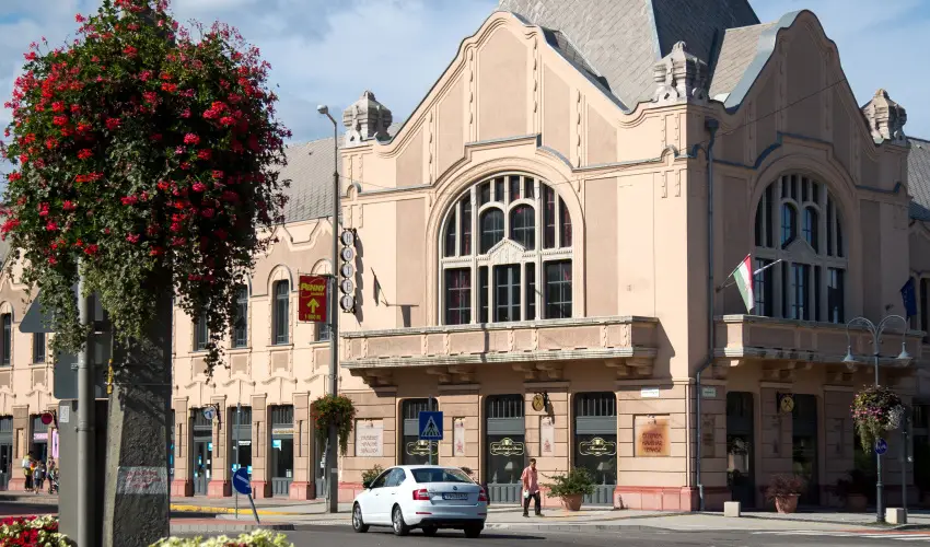 Erzsbet Kirlyn Szlloda Gdll - Karcsony 