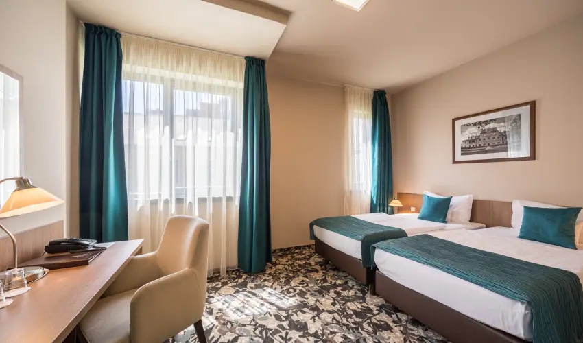 Erzsbet Kirlyn Szlloda Gdll - Karcsony 