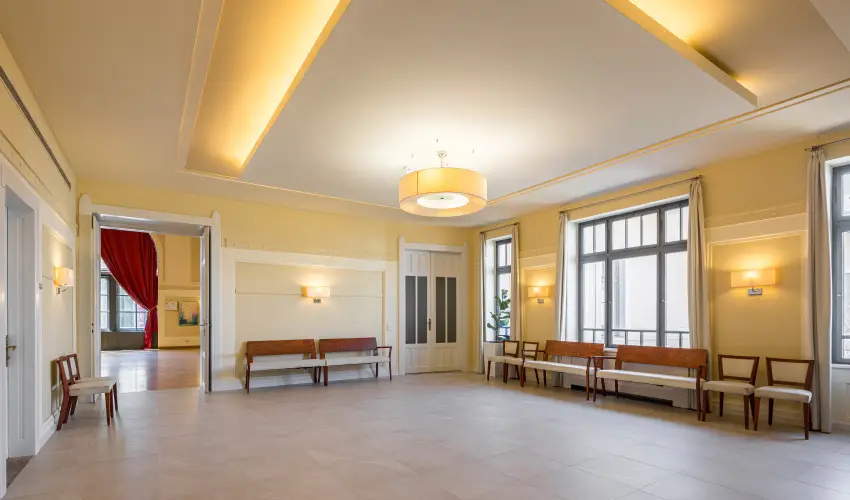 Erzsbet Kirlyn Szlloda Gdll - Karcsony 