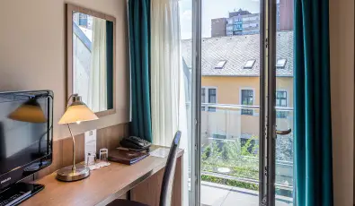 Erzsbet Kirlyn Szlloda Gdll