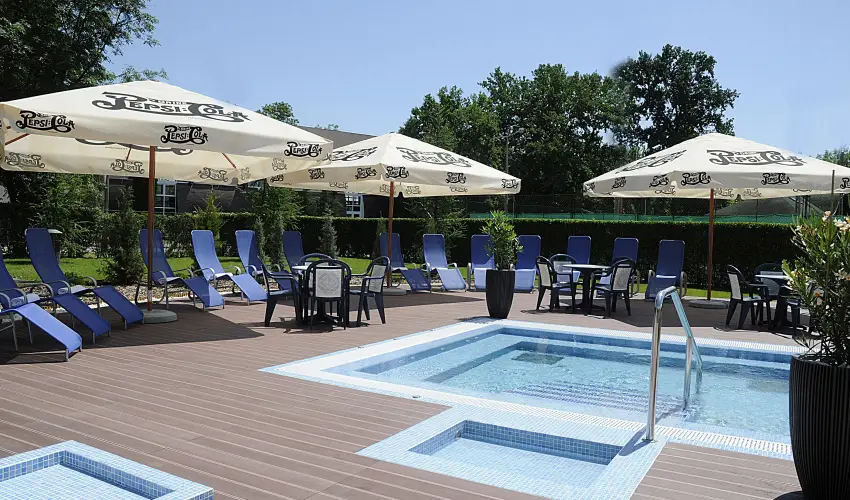 Garden Hotel Wellness & Konferencia Szolnok - Karcsony