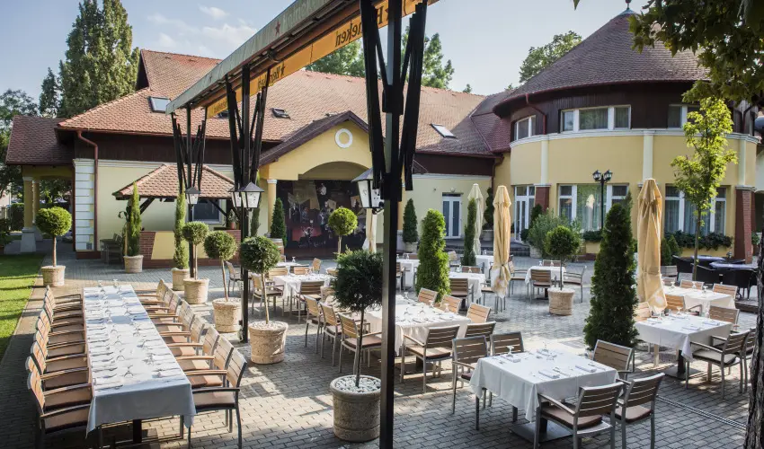 Garden Hotel Wellness & Konferencia Szolnok - Karcsony