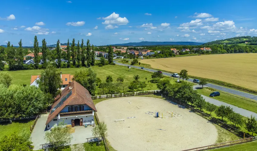 Gyulavez�r Lovasbirodalma Panzi�  Gyulakeszi - Kar�csony (min. 2 �j)