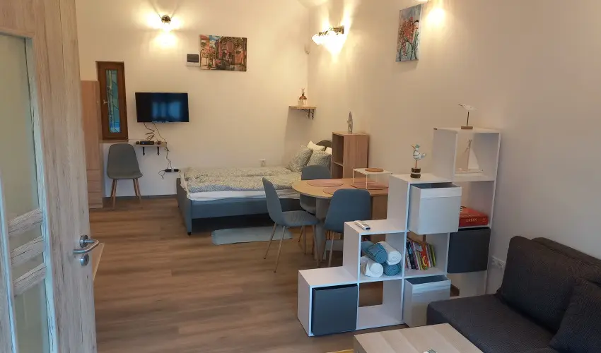 Hanga-lak Velence - Karcsony (min. 2 j)