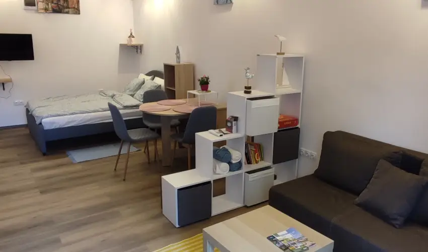 Hanga-lak Velence - Karcsony (min. 2 j)