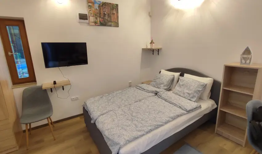 Hanga-lak Velence - Karcsony (min. 2 j)