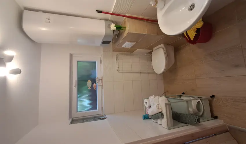 Hanga-lak Velence - Karcsony (min. 2 j)