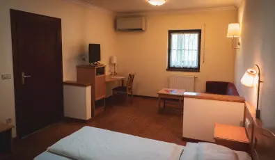 Htkti Wellness Hotel & Lovaspark Mr