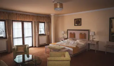 Htkti Wellness Hotel & Lovaspark Mr