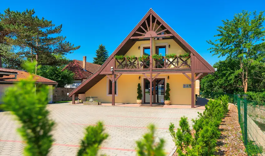 Honti Panzi Visegrd - Karcsony (min. 3 j)