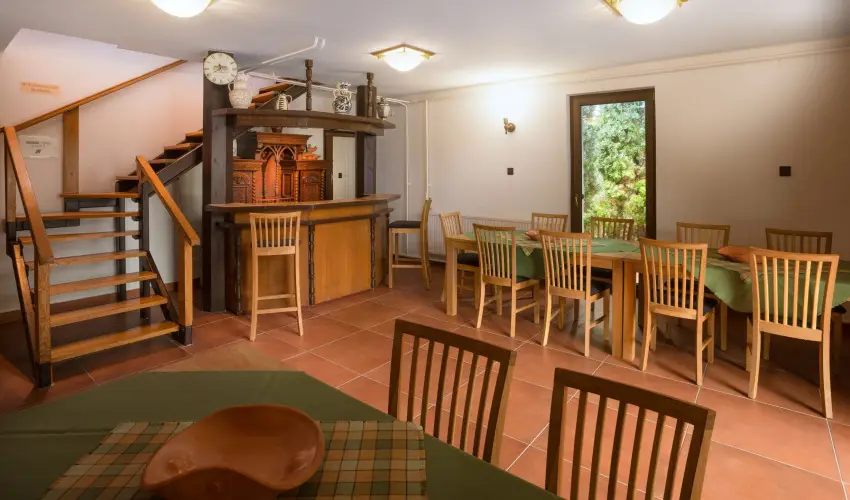 Honti Panzi Visegrd - Karcsony (min. 3 j)