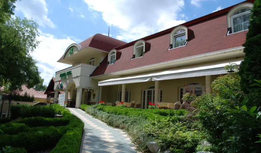 Hotel Kiss Tata - Karcsony