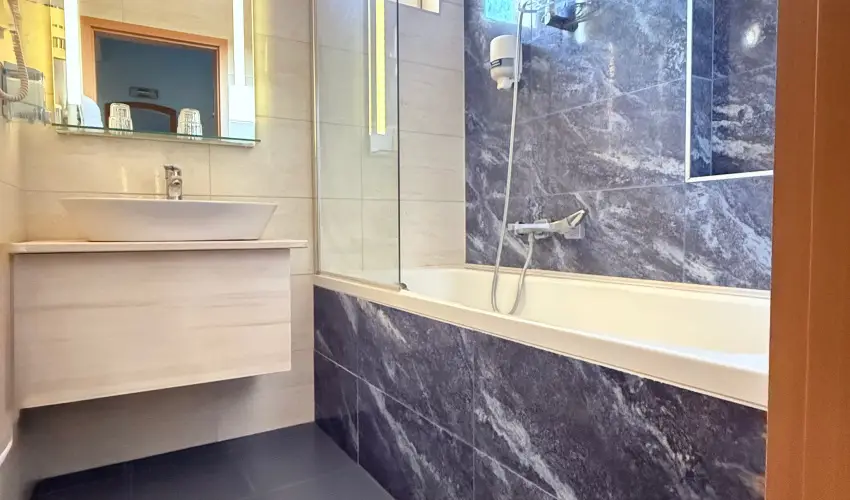 Hotel N�gy �vszak Hajd�szoboszl� - Var�zslatos Kar�csony (min. 2 �j)