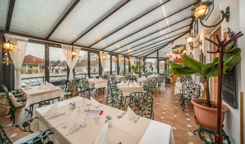 Hotel Piroska Bk, Bkfrd - PirosKarcsony