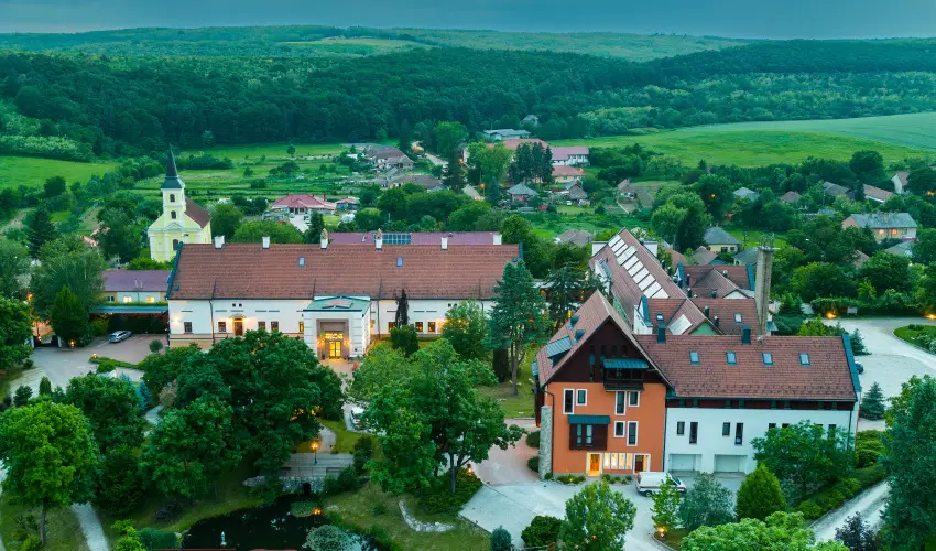 Hotel V�csecity Hern�dv�cse - Kar�csony (min. 2 �j)