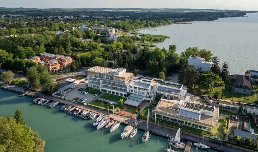 Hotel Yacht Wellness & Business Si�fok - Kar�csony - teljes el�refizet�ssel (min. 2 �j)