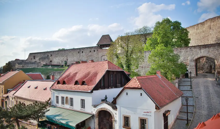 Imola Udvarhz Eger - Karcsony (min. 2 j)