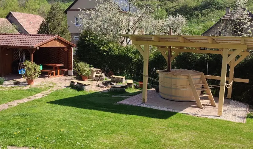 Kat�ng Vend�gh�z Tardos - Kar�csony (min. 2 �j)