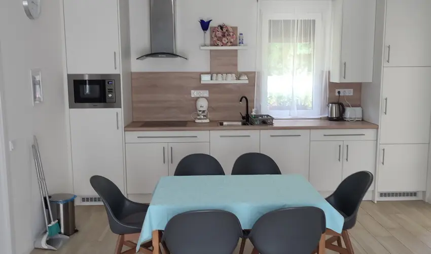 Kat�ng Vend�gh�z Tardos - Kar�csony (min. 2 �j)