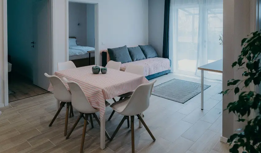 Kat�ng Vend�gh�z Tardos - Kar�csony (min. 2 �j)