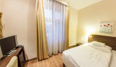 Kristly Imperial Hotel Tata