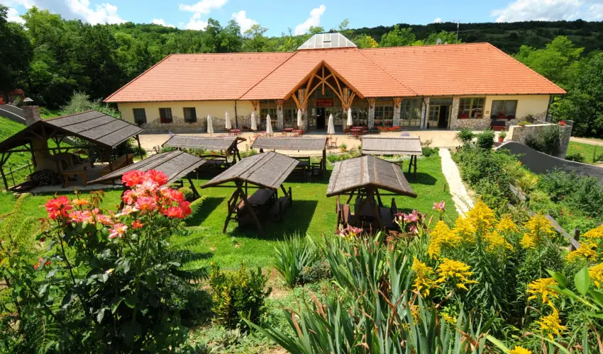 Somogy Kertje dlfalu s tterem Bonnya - Karcsony