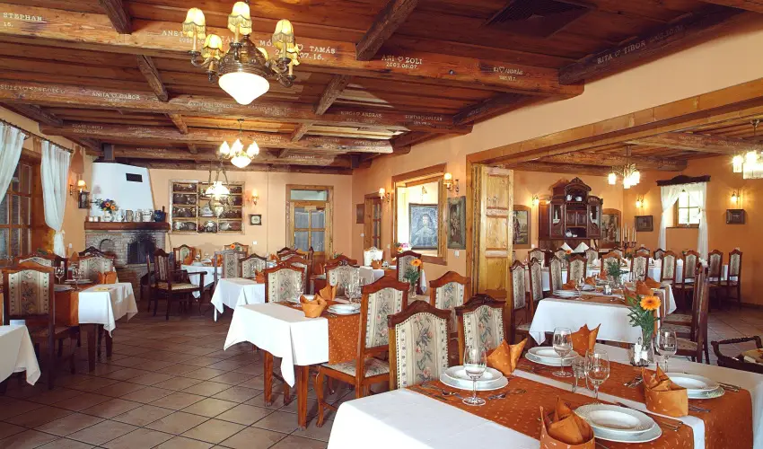 Szrcsa Hotel Szkesfehrvr - Karcsony